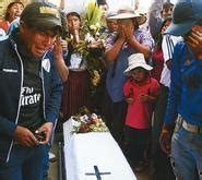 Muere joven boliviano que fue quemado vivo a petición de su .
